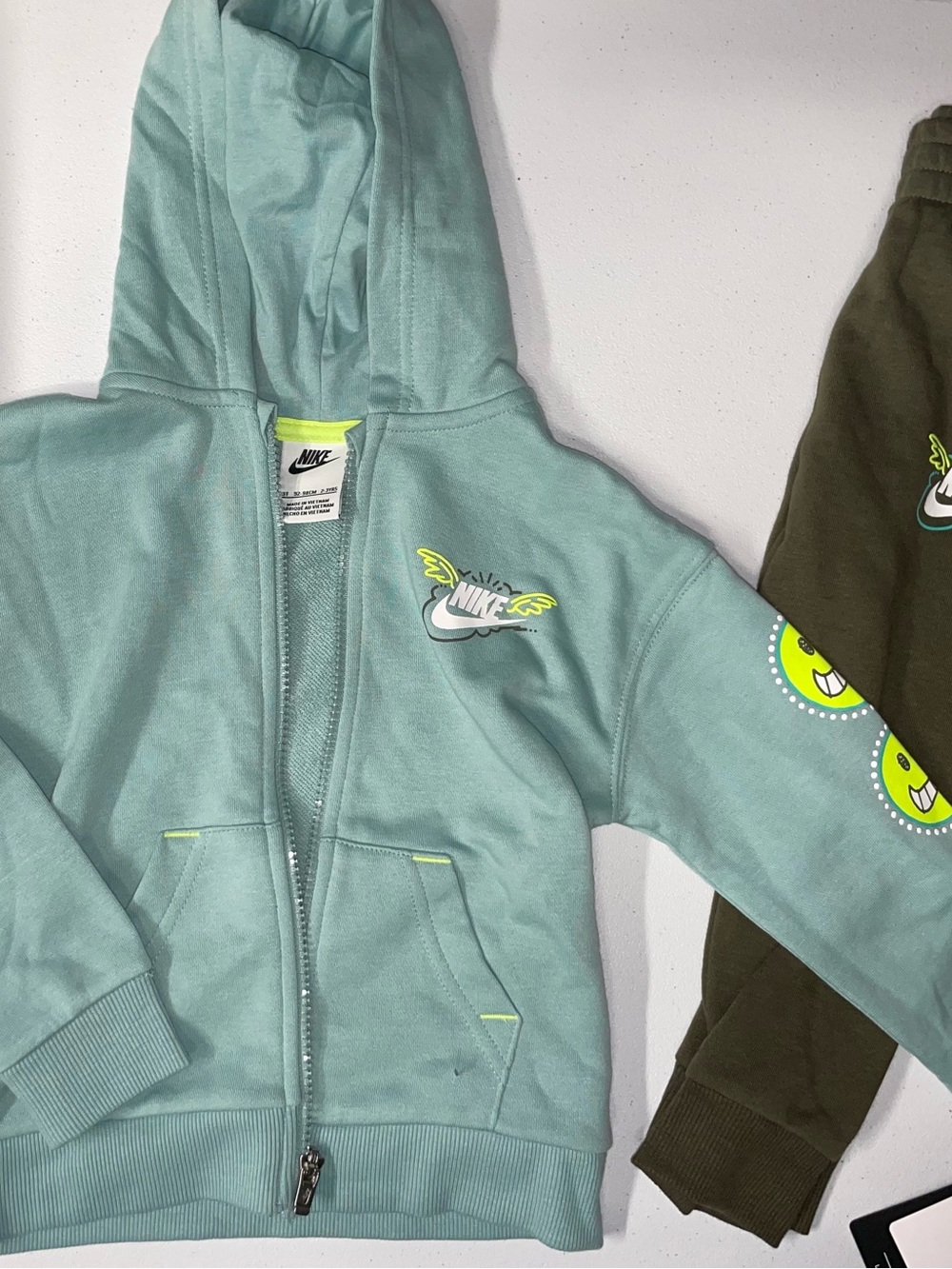 Nike: Teal/Green Smile/Smiley Toddler Outfit/Tracksuit (2T)